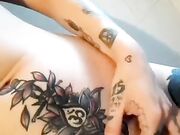 Tatuata si accarezza la fica