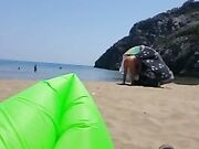 Ma che bel panorama - Culona matura in spiaggia