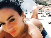 Sara Piras selfie spiaggia