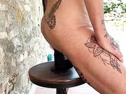 Milf italiana tatuata si impala in veranda