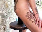 Milf italiana tatuata si impala in veranda