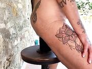 Milf italiana tatuata si impala in veranda