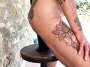 Milf italiana tatuata si impala in veranda