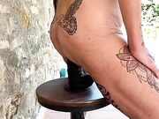 Milf italiana tatuata si impala in veranda