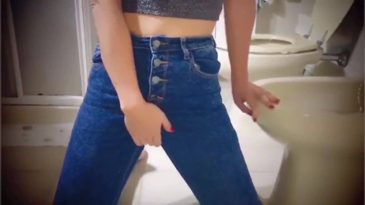 Italiana si piscia addosso coi jeans Solopornoitaliani